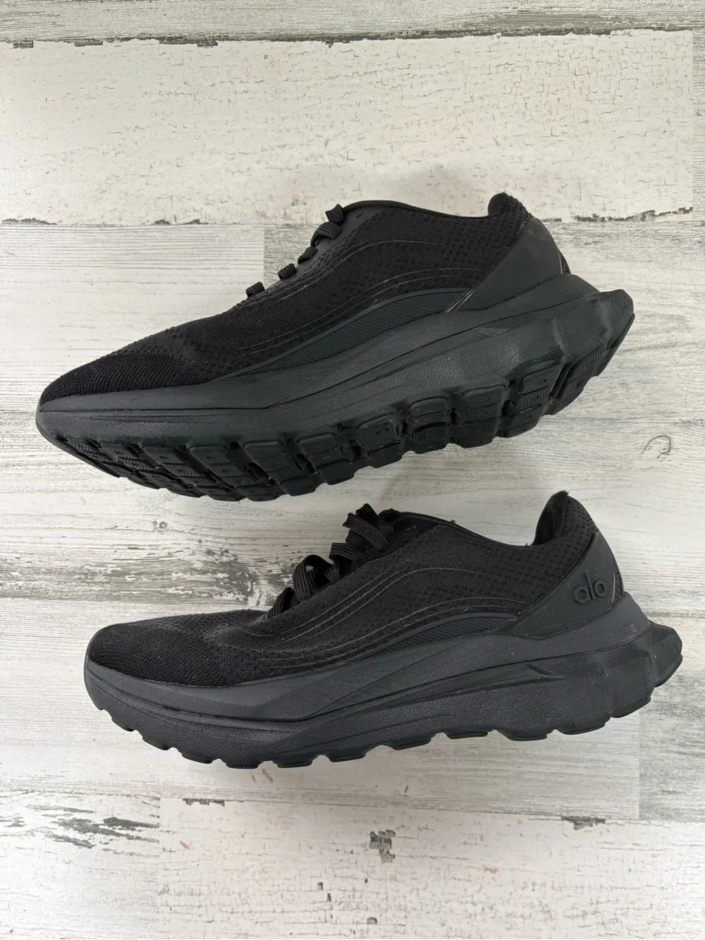 Alo Runner Women’s Yoga Shoes Size 8 Lace Up In Triple Black 70% Recycled Upper
